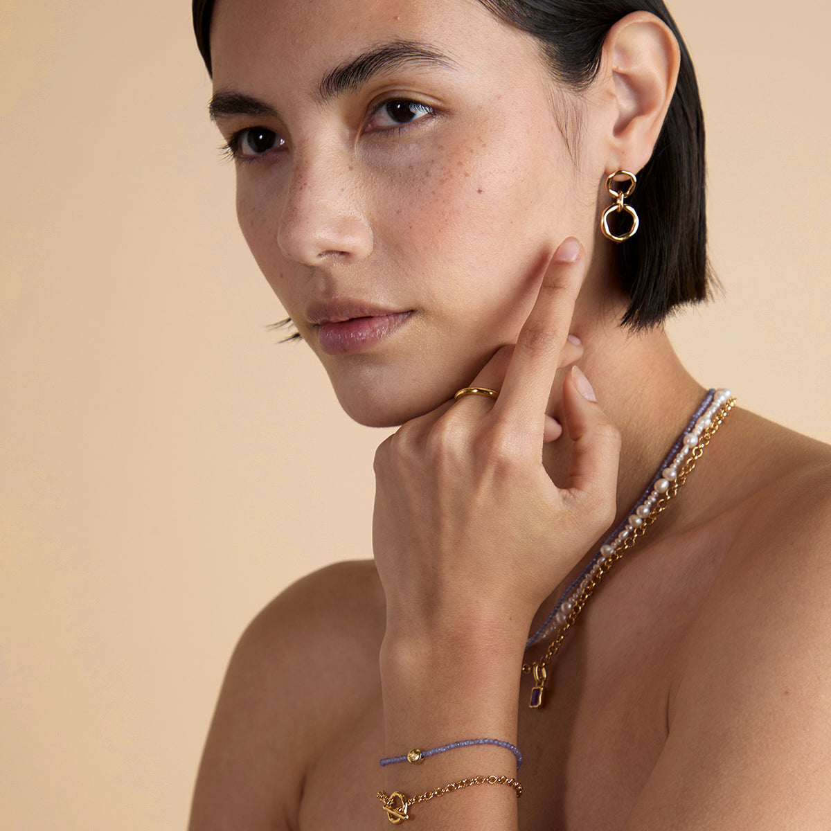 Bransoletka z koralików z tanzanitem, wykonana z litego złota, z motywem grudnia