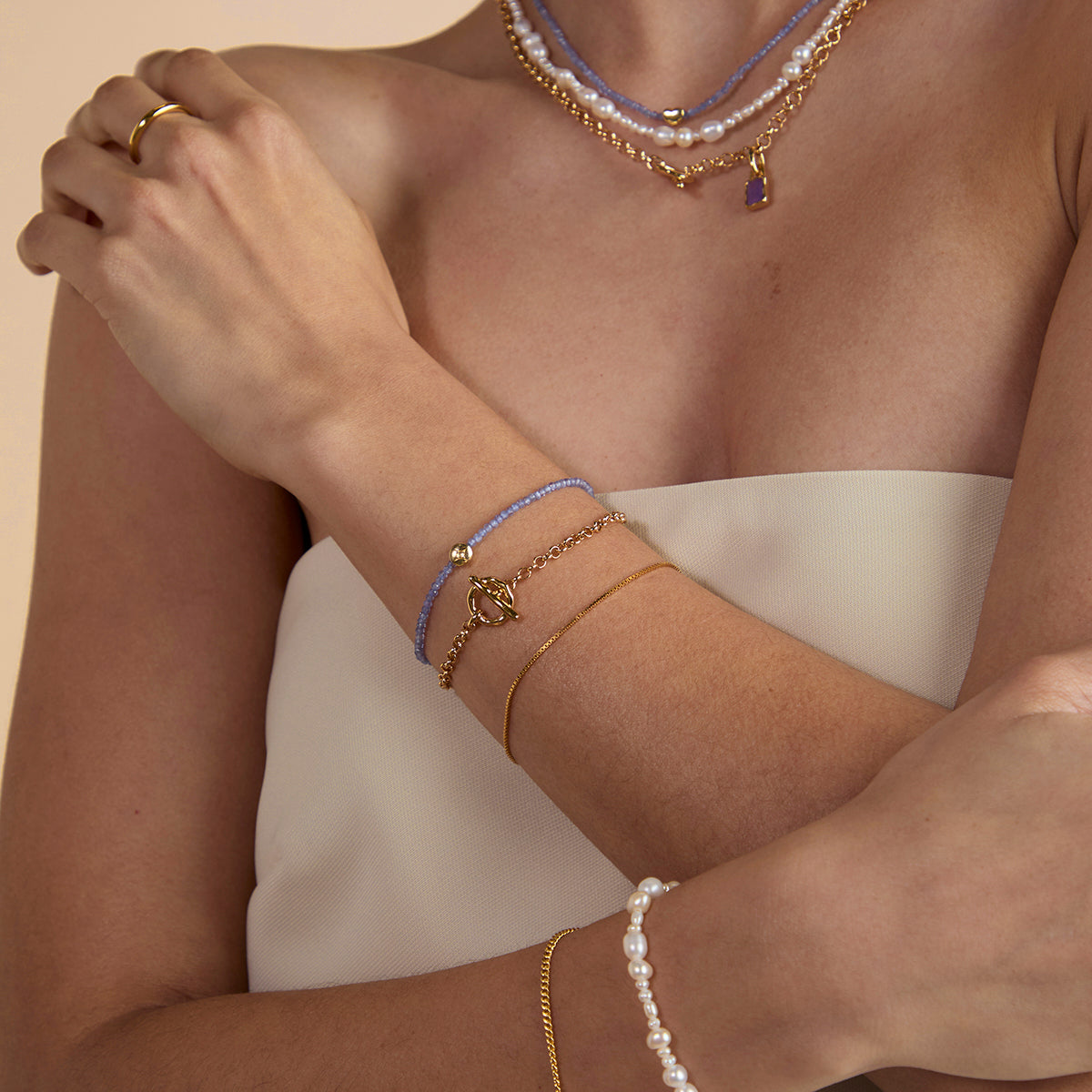 Bransoletka z koralików z tanzanitem, wykonana z litego złota, z motywem grudnia