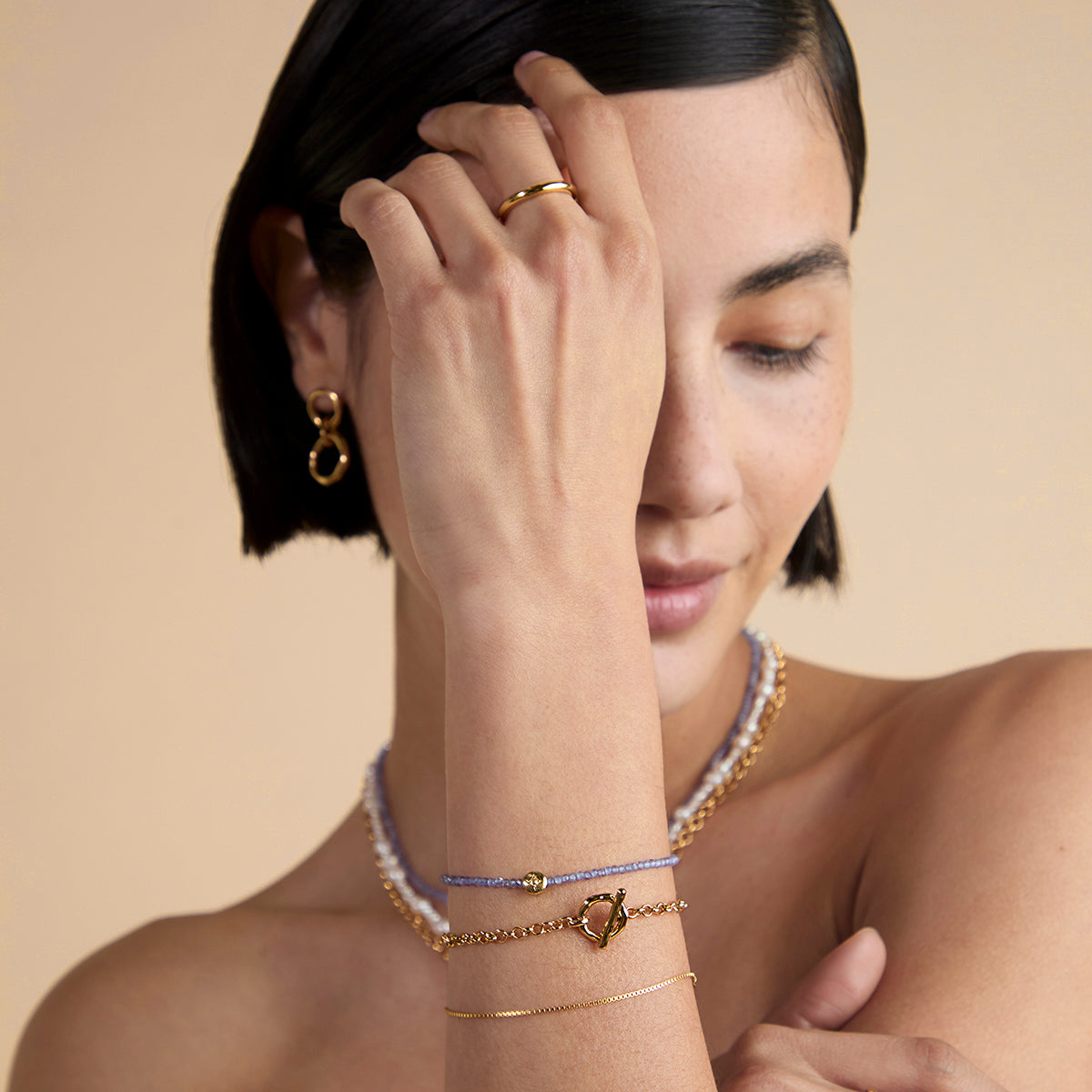 Bransoletka z koralików z tanzanitem, wykonana z litego złota, z motywem grudnia