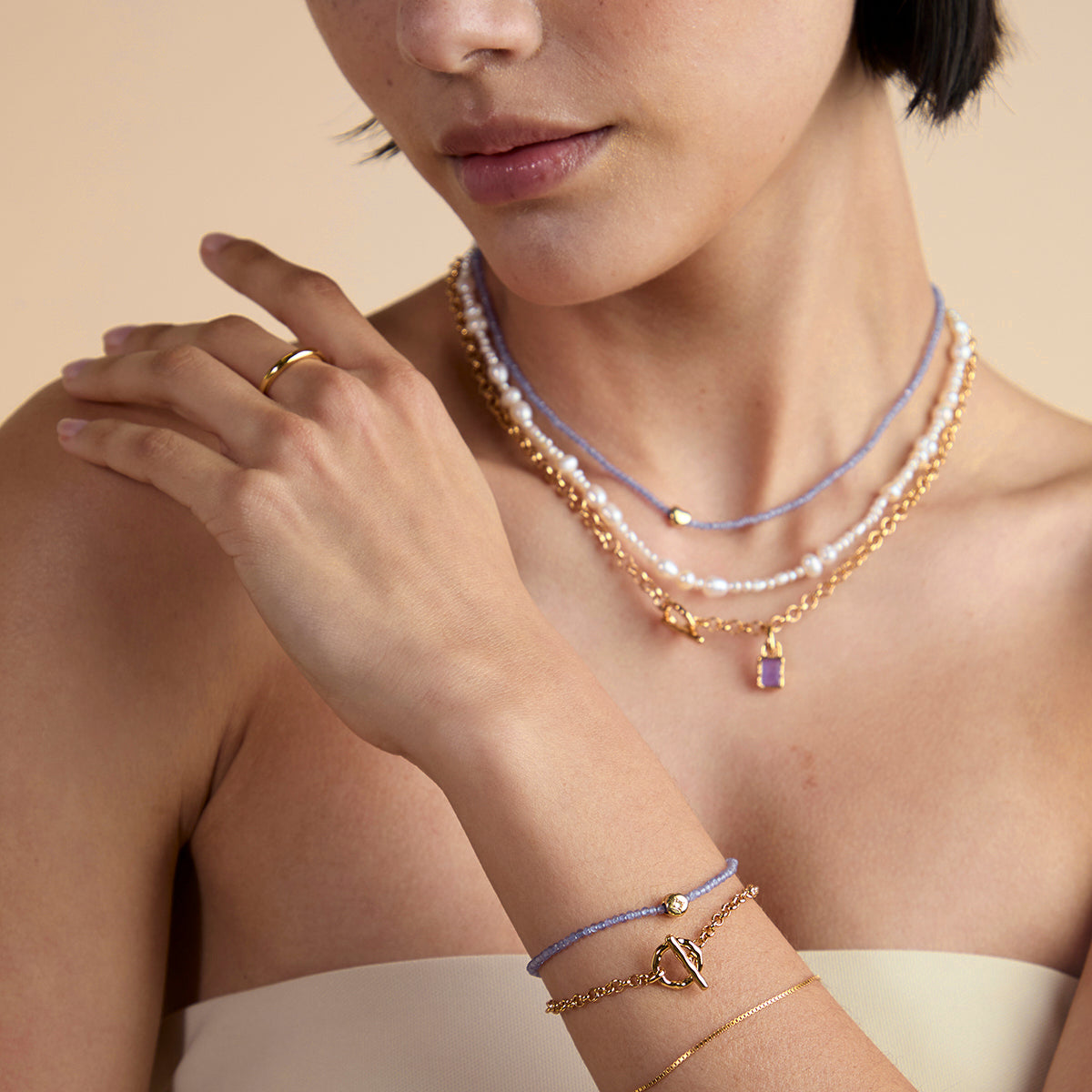 Bransoletka z koralików z tanzanitem, wykonana z litego złota, z motywem grudnia